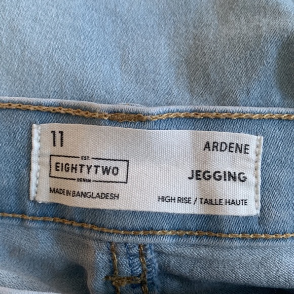 Arden’s high rise jeans - Picture 2 of 2